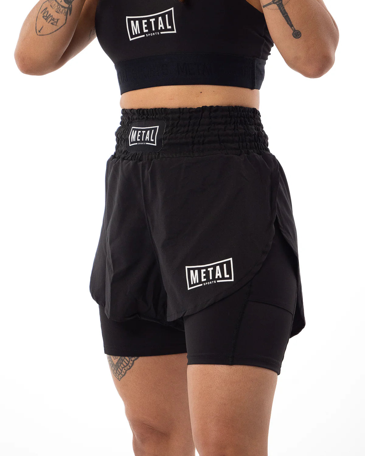 Vista frontale dei pantaloncini donna 2in1 Metal Boxe neri per MMA e Kickboxing