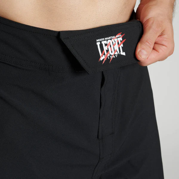 Primo piano della cintura elastica e del velcro sui pantaloncini neri Leone