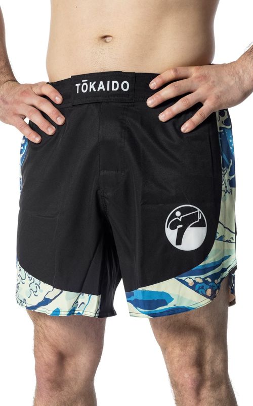 Vista frontale dei pantaloncini da MMA Tokaido Tsunami neri con loghi a sublimazione