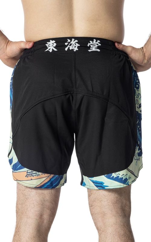 Vista posteriore dei pantaloncini Tokaido Tsunami neri che mostra il taglio regular e le cuciture rinforzate