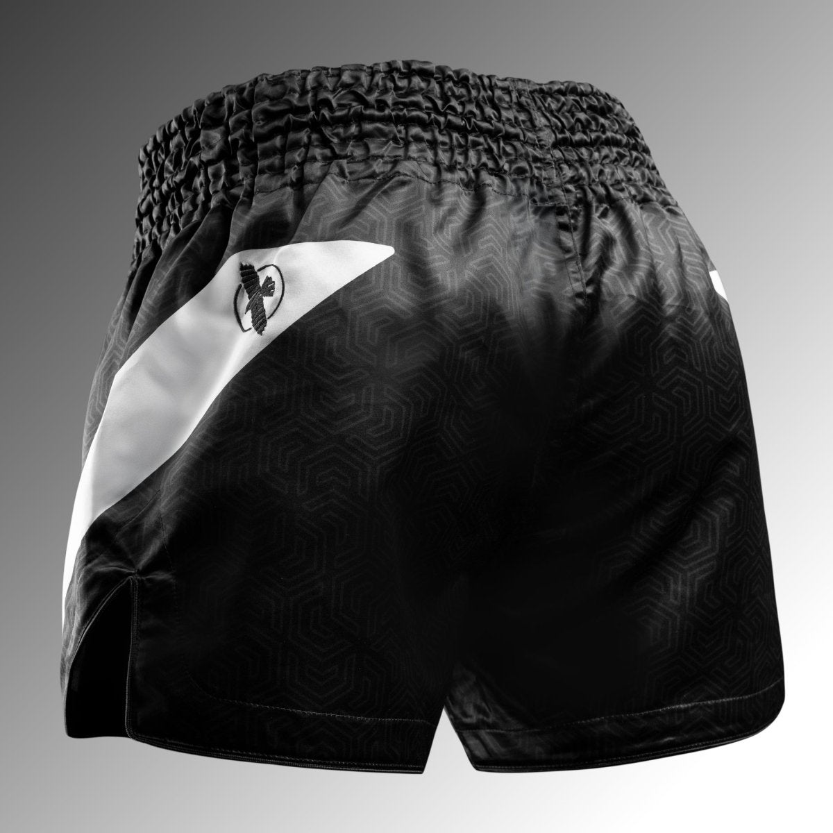 Baksidan av de svarta Hayabusa Core Muay Thai shortsen med resår i midjan