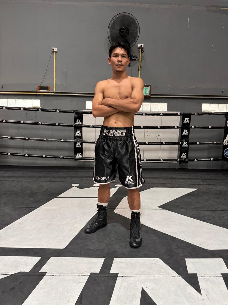 Atleta indossa i pantaloncini da boxe professionali King Pro Boxing XK neri durante una sessione di pugilato
