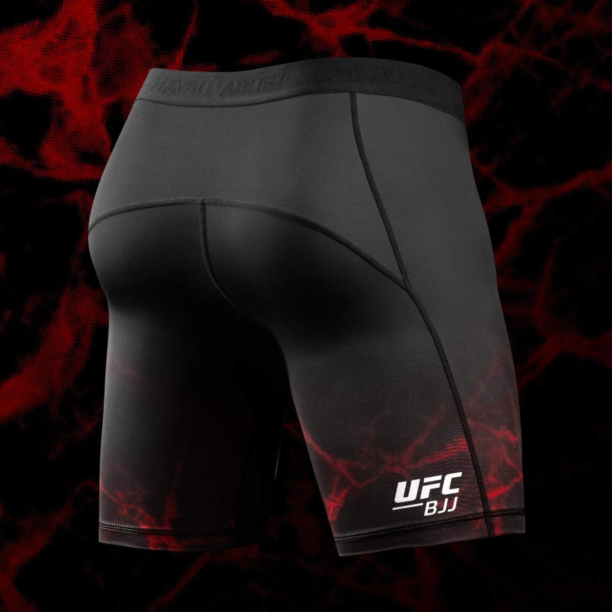 Vista traseira do calção UFC BJJ Vale Tudo preto vermelho, costura reforçada anti-atrito