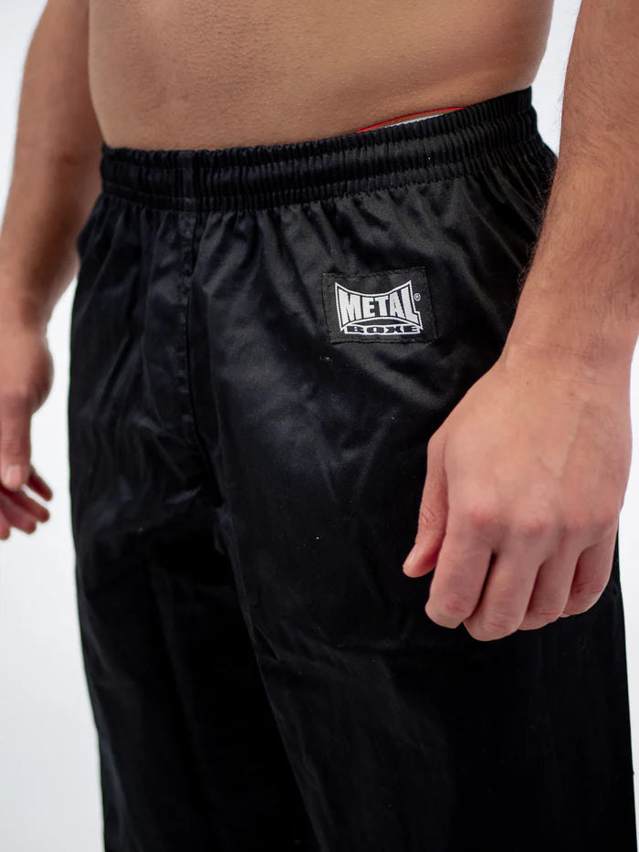 Dettaglio della trama del cotone e della vita elastica dei pantaloni Karate Metal Boxe