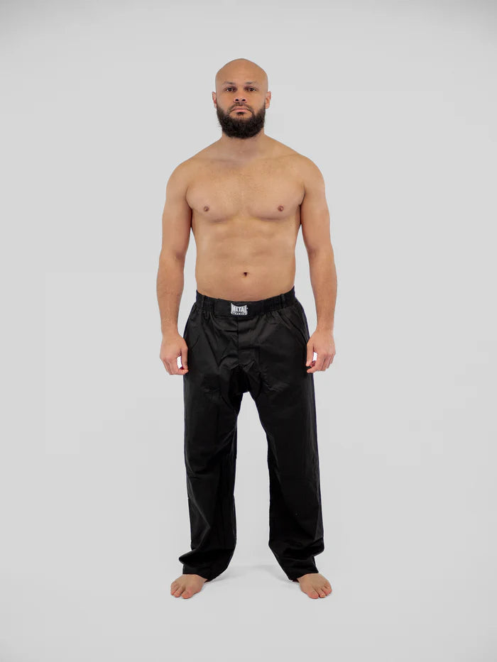 Vista frontale principale pantaloni Krav Maga Metal Boxe neri indossati posa tecnica difesa personale