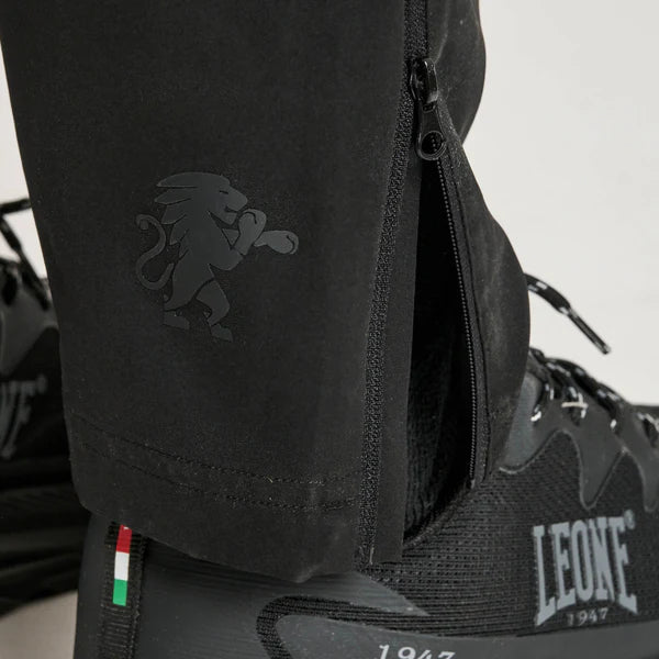 Dettaglio della grafica in silicone nero tono su tono sui pantaloni Black Lion
