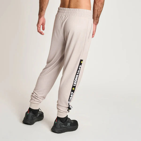 Vista posteriore dei pantaloni beige della collezione Stripe '47 per un look moderno