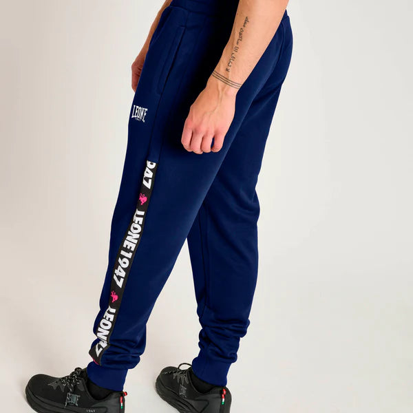 Vista posteriore dei pantaloni sportivi blu con dettaglio della banda grafica