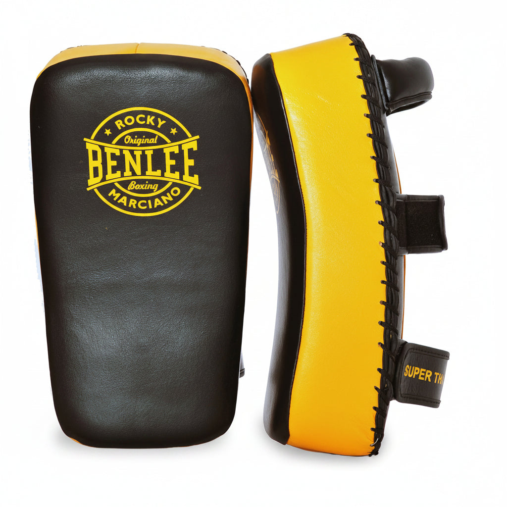 Vorderansicht eines Paars schwarz-gelber BenLee Super Thai Two Leder-Paos für Muay Thai