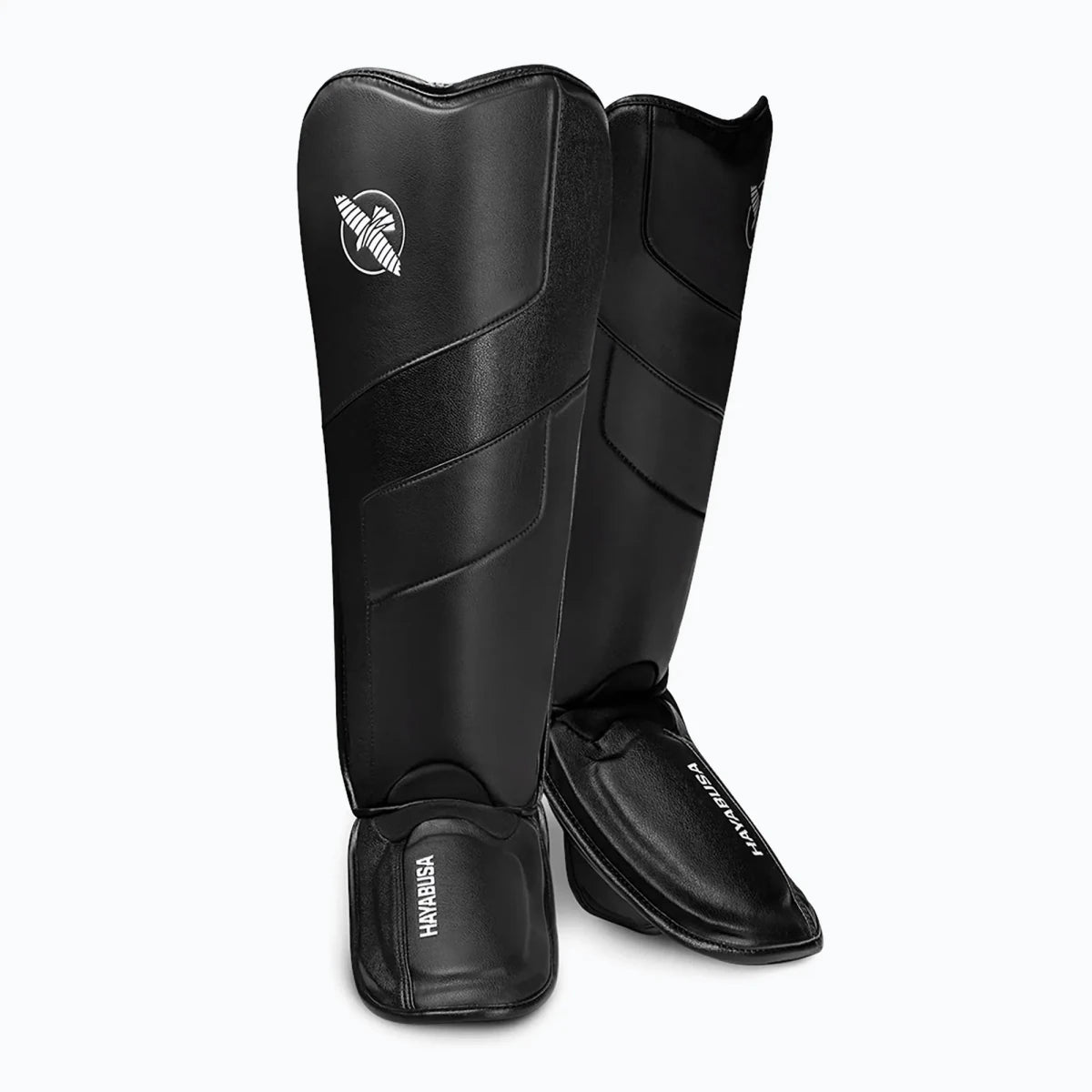 Svarta Hayabusa T3 socka benskydd med full baksida, framifrån av professionell kickboxningsutrustning.