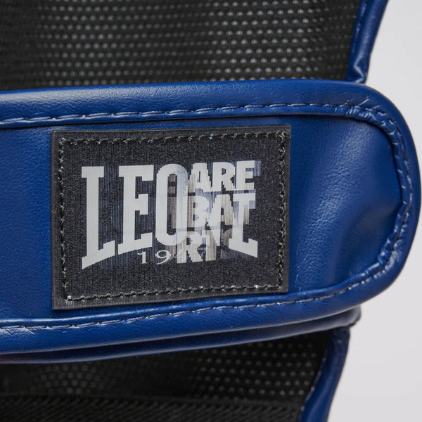 Dettaglio chiusura a velcro posteriore dei paratibia Leone Color Block blu