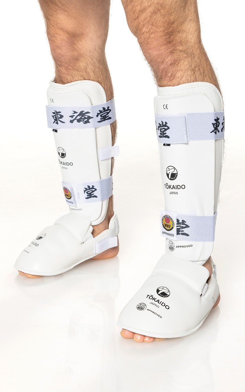 Set paratibia e parapiedi Tokaido Kanji bianco omologato WUKF per competizioni ufficiali.