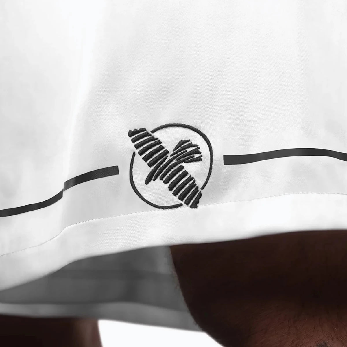 Logo Hayabusa brodé sur un short de boxe blanc