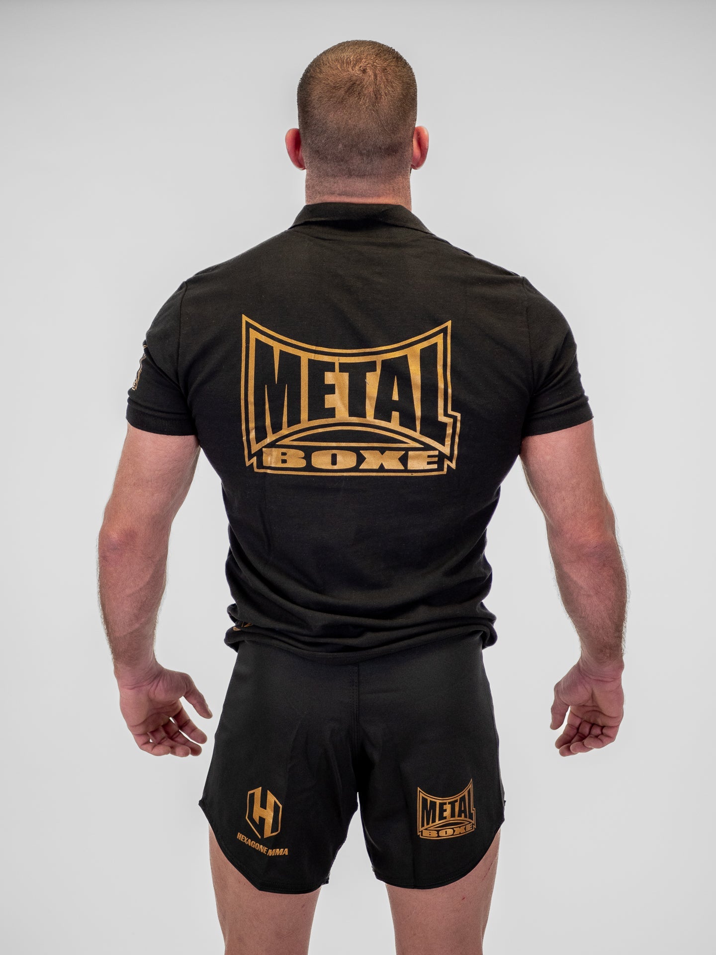Vista posteriore polo Metal Boxe Hexagon MMA nera vestibilità regular e finiture di qualità