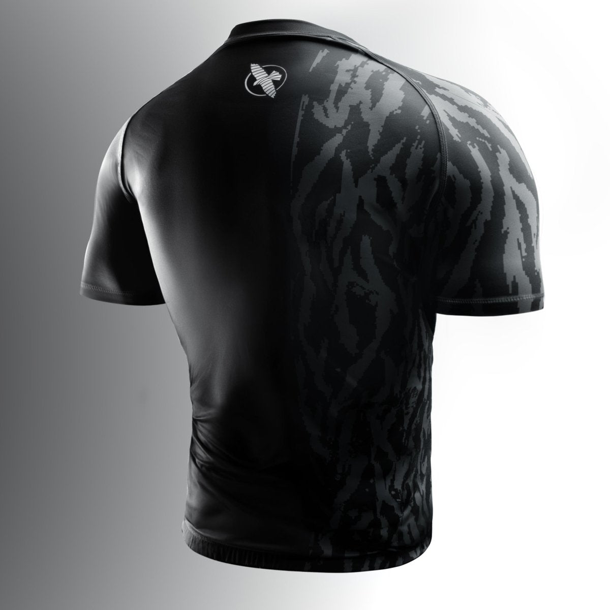 Rückseite des schwarzen Hayabusa Apex Rashguard für MMA und BJJ
