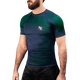Vista frontale della rash guard Hayabusa Fusion blu e verde con effetto cangiante per MMA e No-Gi