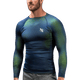 Vista frontale della rash guard Hayabusa Fusion blu e verde a maniche lunghe, tessuto cangiante per BJJ