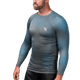 Vista frontale della rash guard Hayabusa Fusion grigia e azzurra, tessuto tecnico sweat-wicking a maniche lunghe