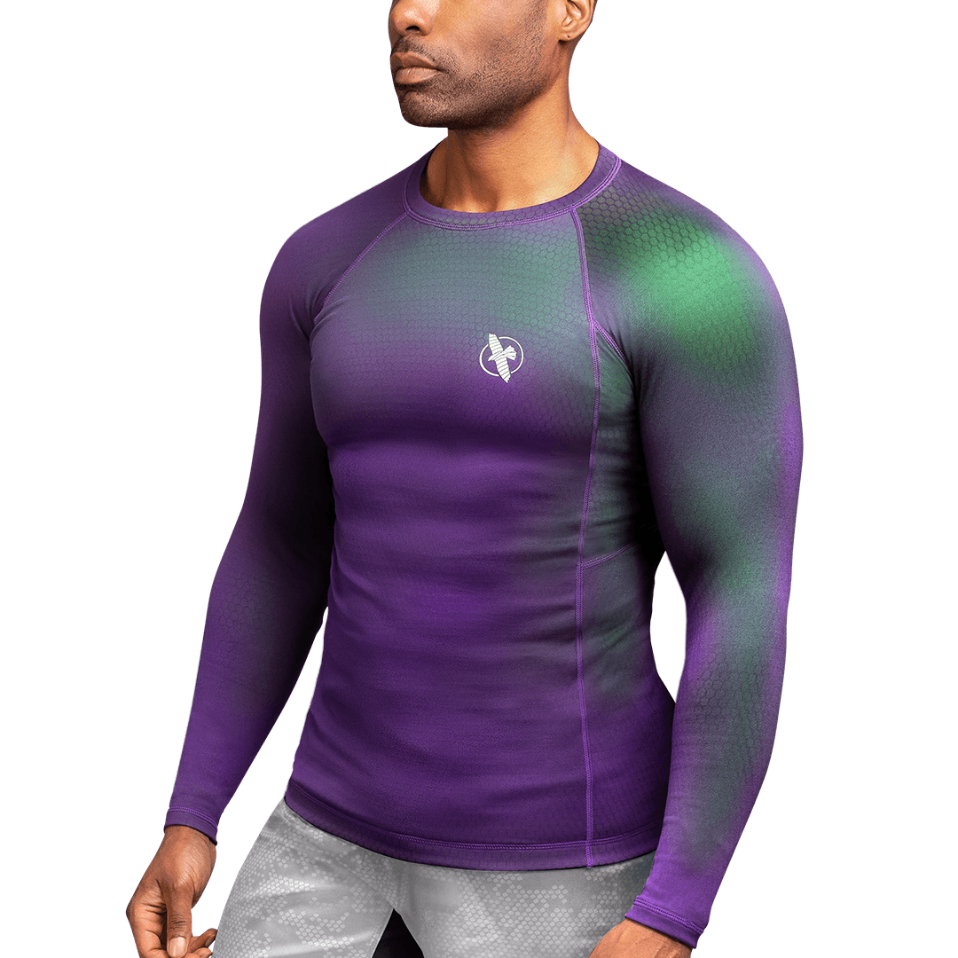 Vista frontale della rash guard Hayabusa Fusion viola e verde, fit compressivo d'élite per MMA