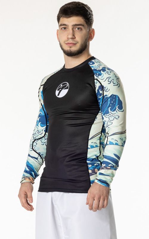 Vista frontale della rash guard nera Tokaido Tsunami con grafica giapponese e loghi a sublimazione