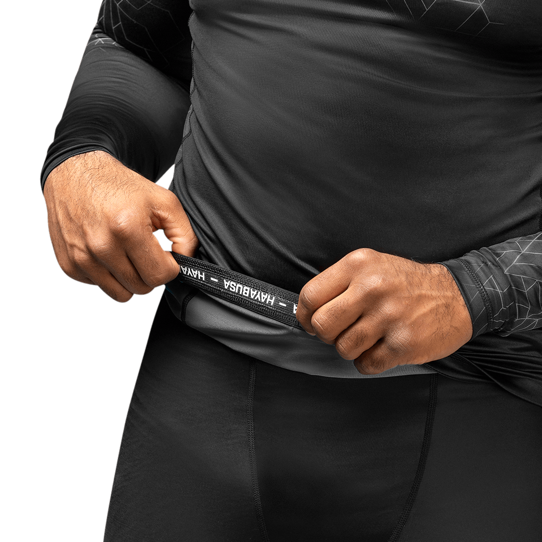 Dettaglio scritta interna della rashguard grigia Hayabusa Geo, design ergonomico e protettivo