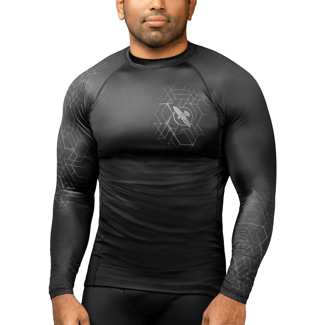 Vista frontale della rashguard Hayabusa Geo grigia a maniche lunghe con grafica geometrica