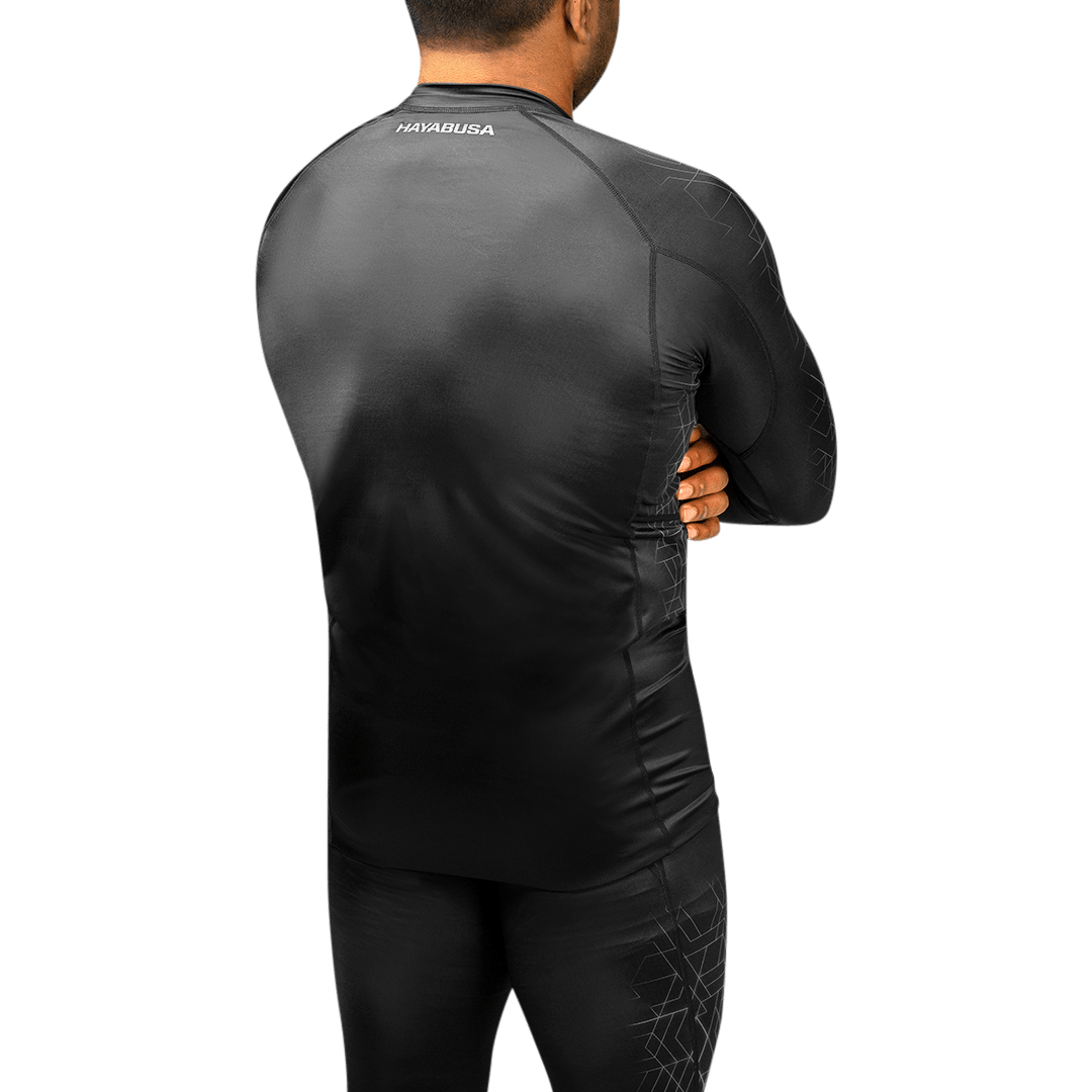 Vista posteriore della rashguard grigia Hayabusa Geo, design ergonomico e protettivo