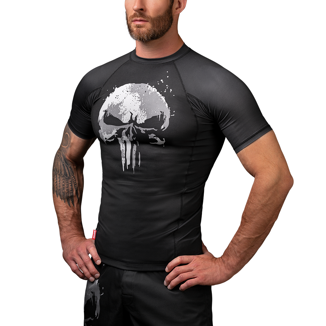 Vista frontale della rashguard nera Hayabusa Marvel The Punisher con l'iconico logo del teschio