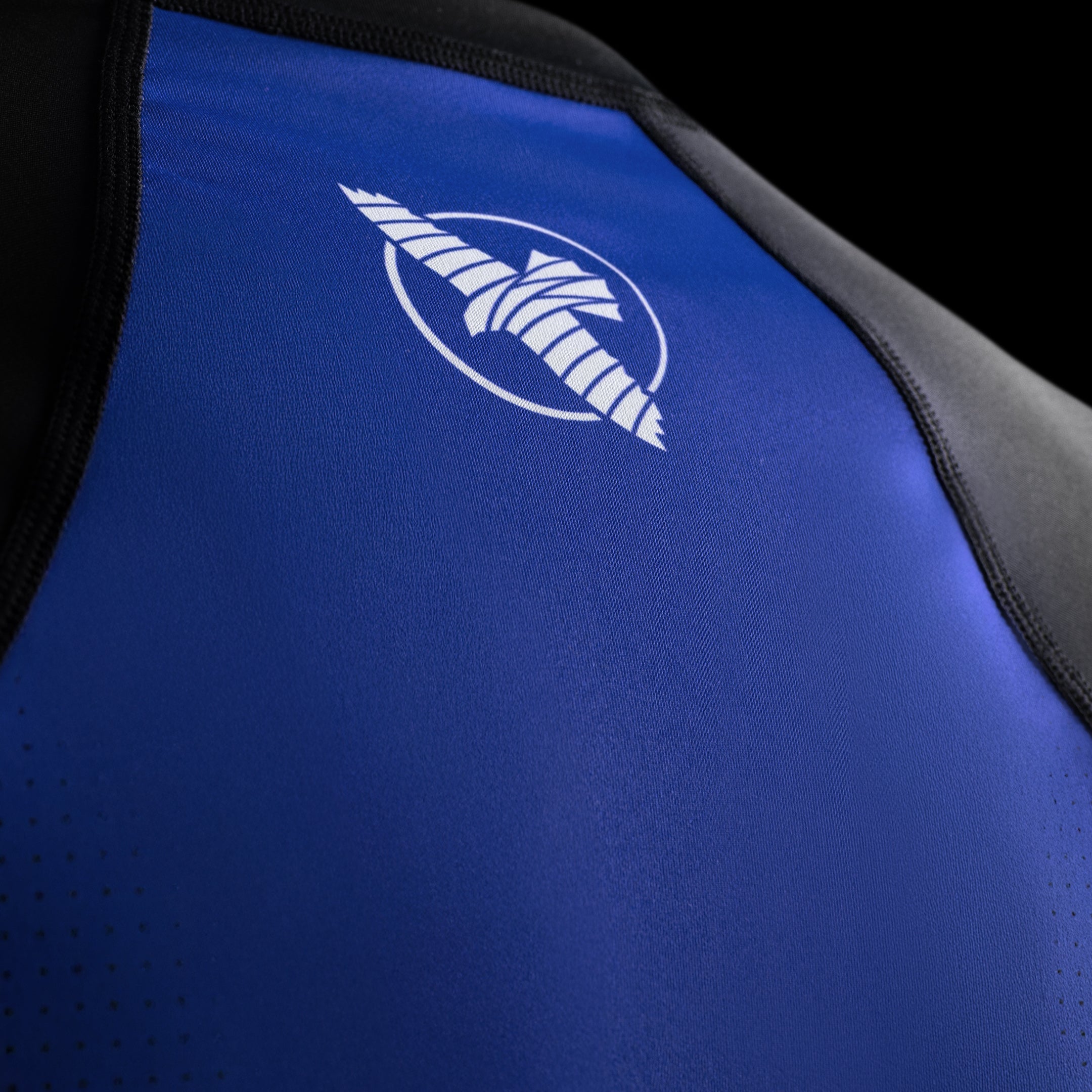 Dettaglio ravvicinato della grafica e del logo Hayabusa sulla rashguard blu a maniche corte Pro Ranked
