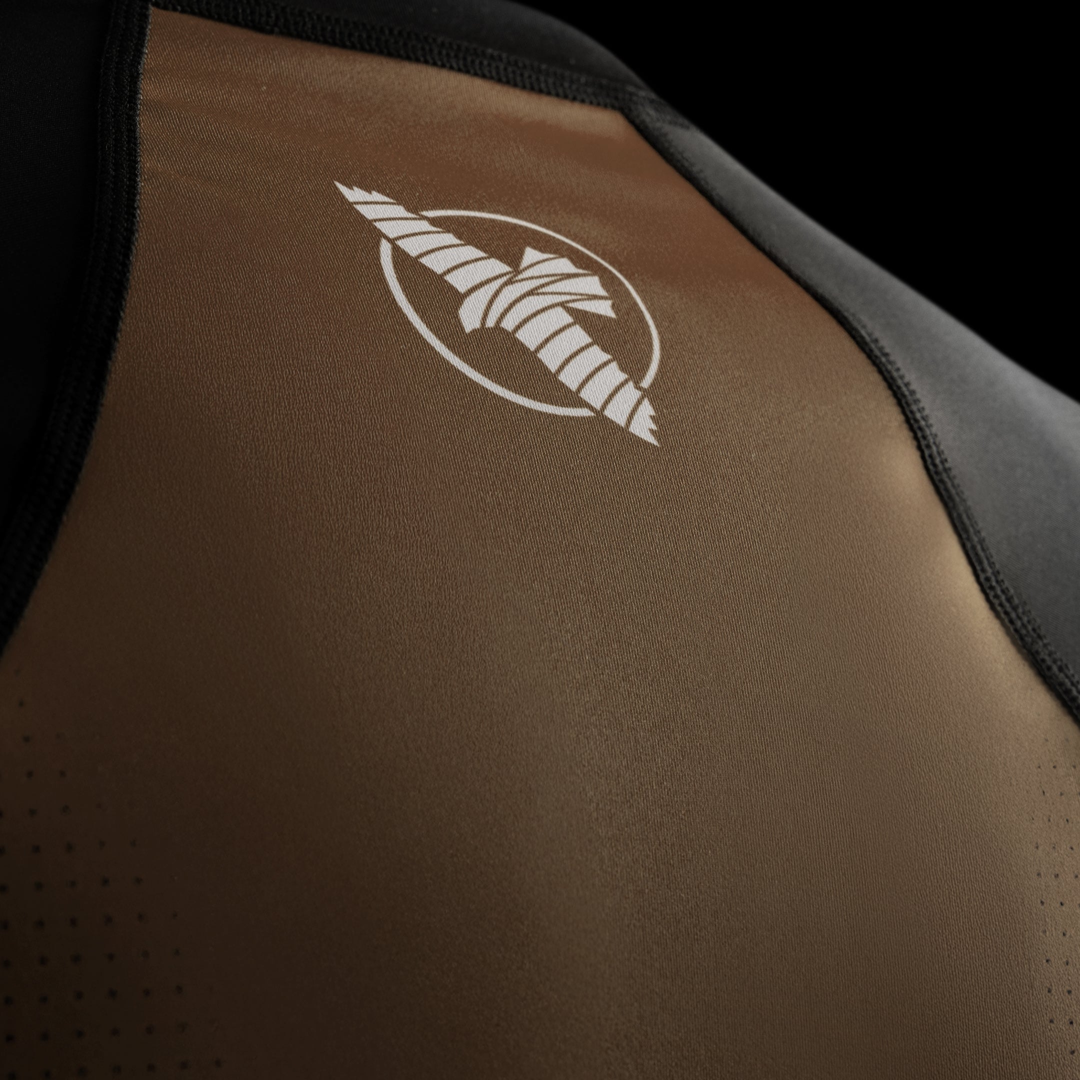 Dettaglio tecnico del logo Hayabusa stampato sulla rashguard marrone Pro Ranked