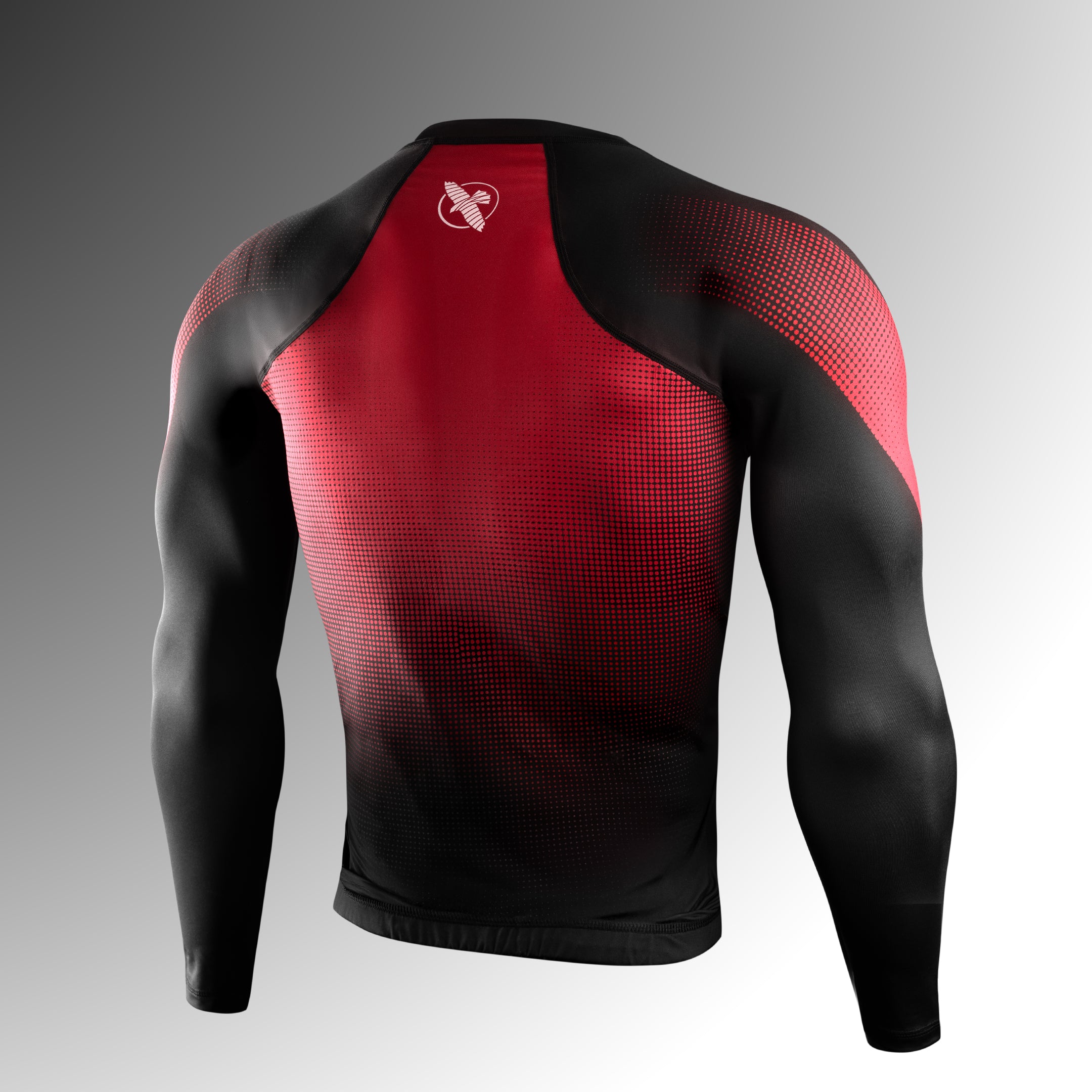 Vista posteriore della rashguard nera Hayabusa Pro Ranked, asola di ancoraggio integrata