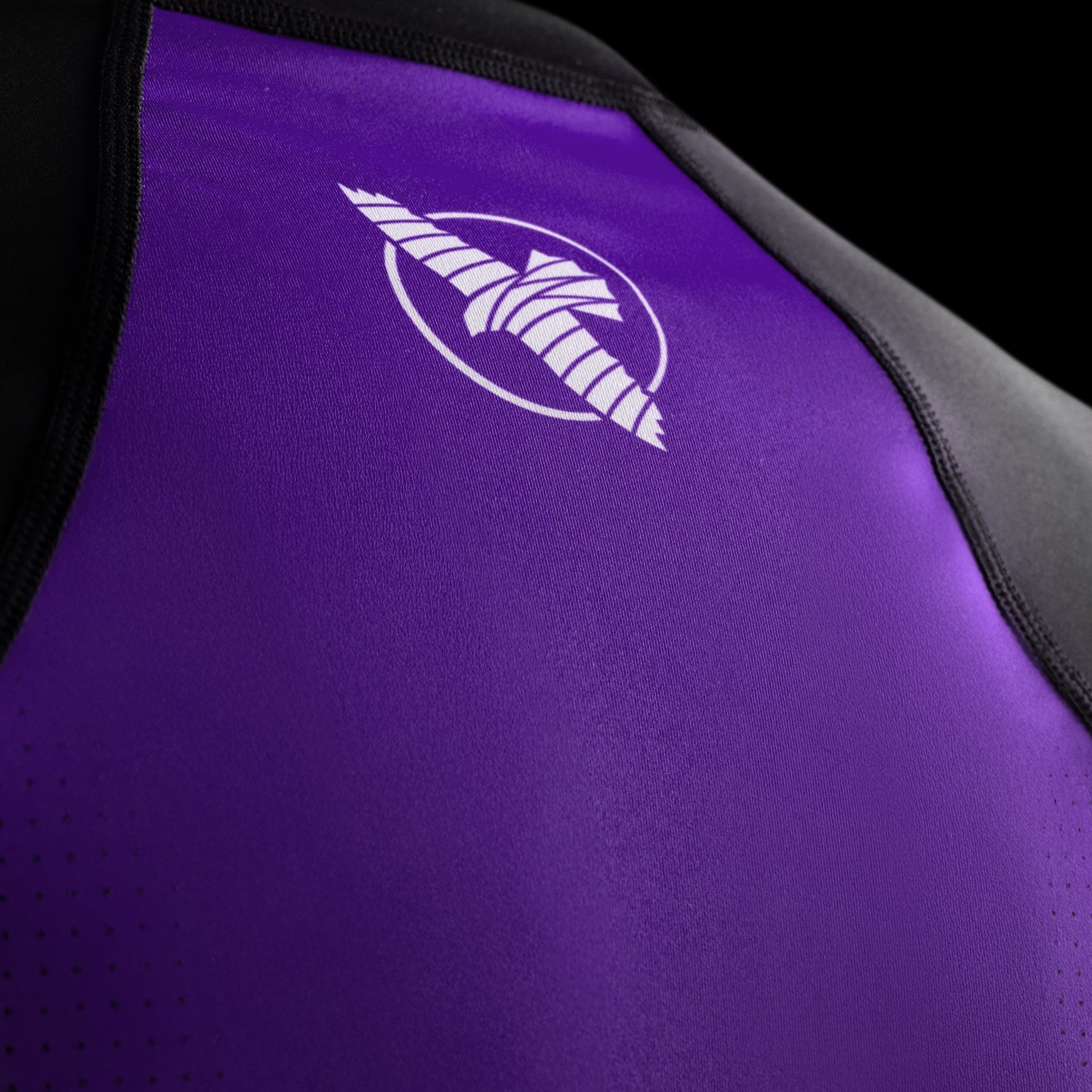 Particolare del marchio Hayabusa sublimato sul petto della rashguard viola da competizione