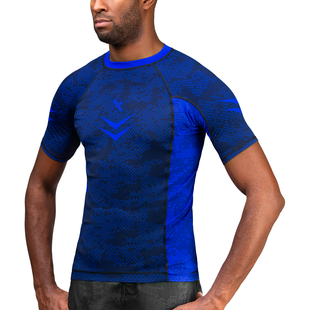 Vista frontale della rashguard blu Hayabusa Ranked omologata IBJJF