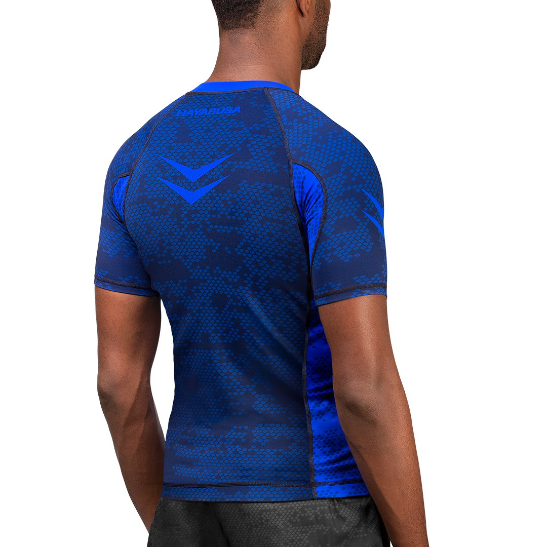 Vista da dietro della rashguard blu Hayabusa Ranked omologata IBJJF