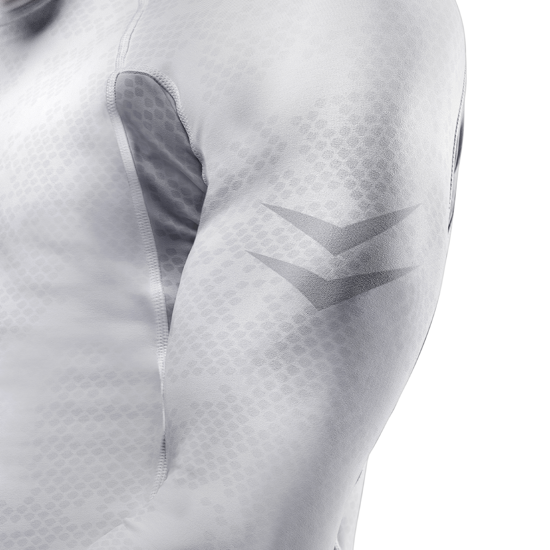 Dettaglio della cucitura e del tessuto sulla spalla della rashguard bianca Hayabusa