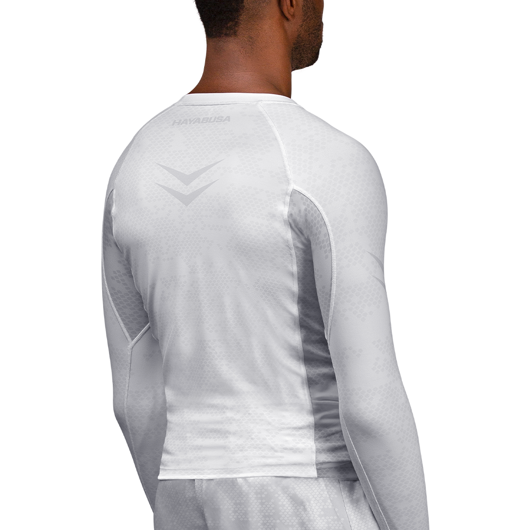 Vista posteriore della rashguard bianca Hayabusa Ranked, design pulito e tecnico
