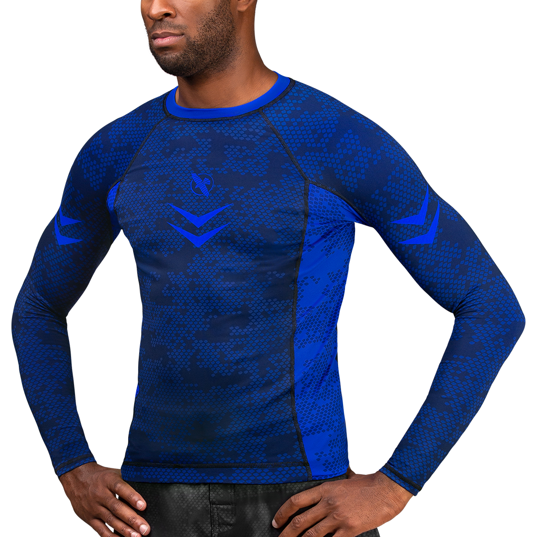 Vista frontale della rashguard blu Hayabusa Ranked, conforme IBJJF per cinture blu