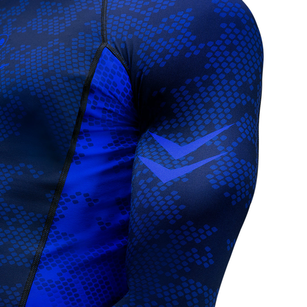 Particolare tecnico della spalla sulla rashguard blu Hayabusa da competizione