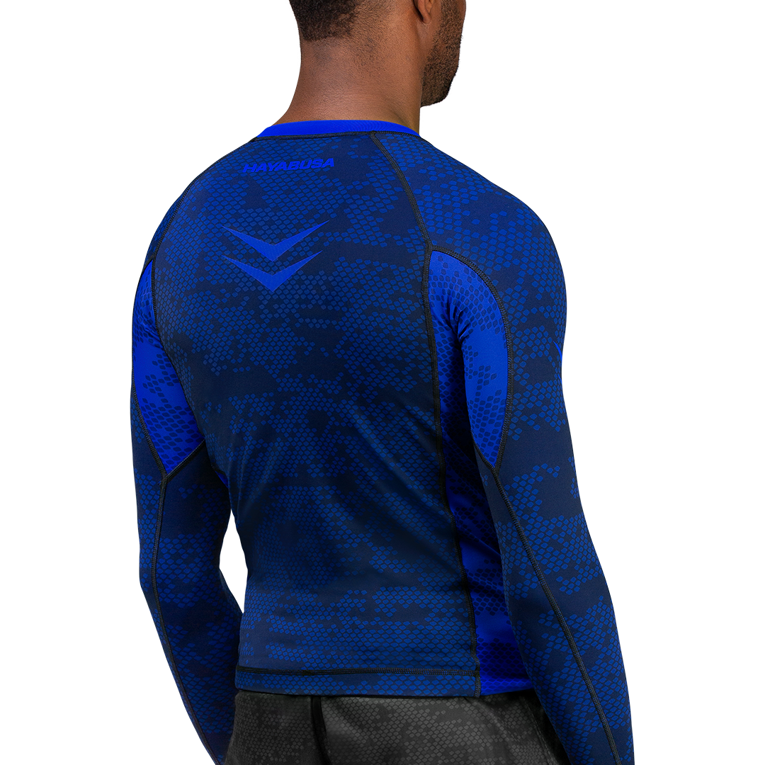 Vista posteriore della rashguard blu Ranked Hayabusa, protezione completa a maniche lunghe