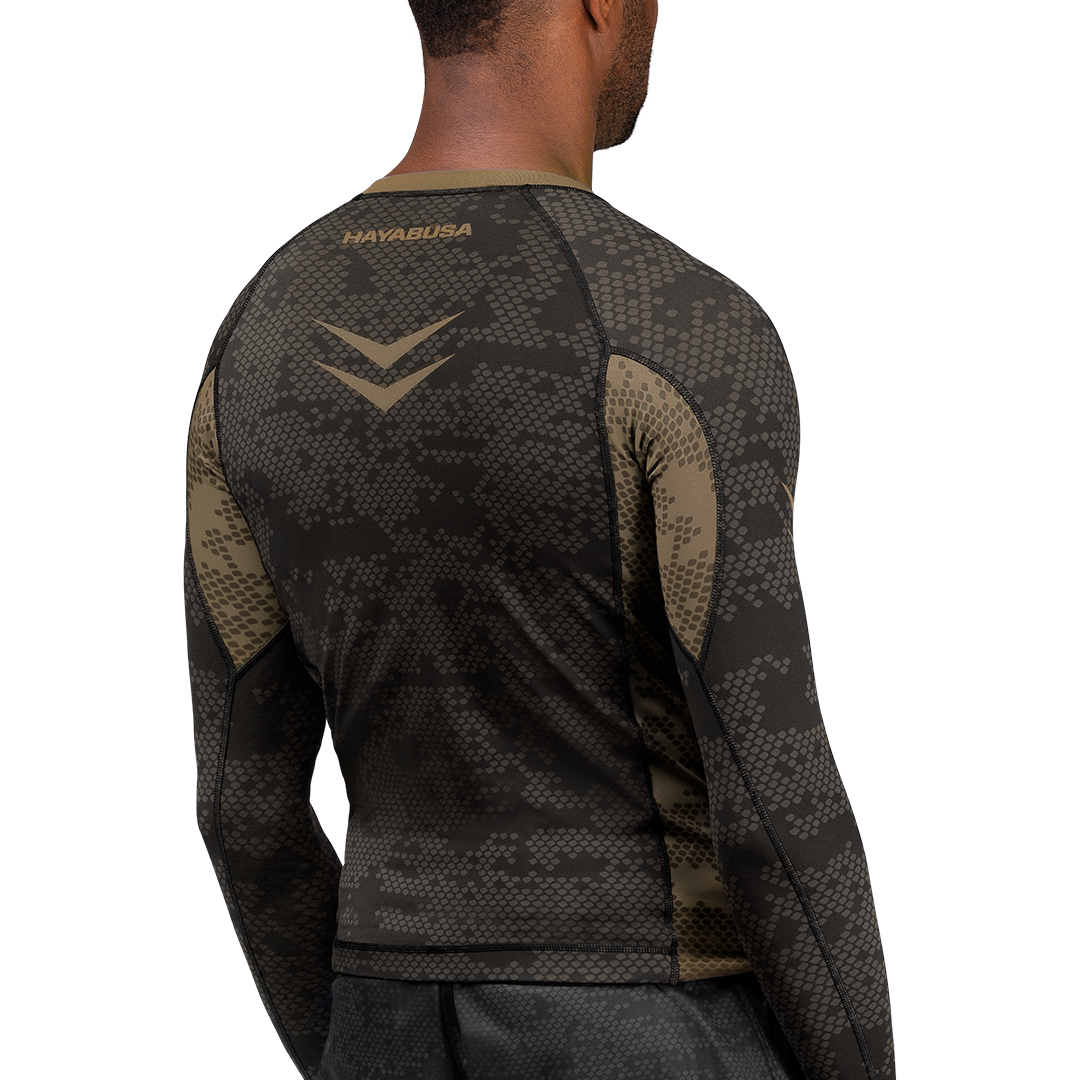 Dettaglio della spalla e della trama del tessuto marrone sulla rashguard Hayabusa