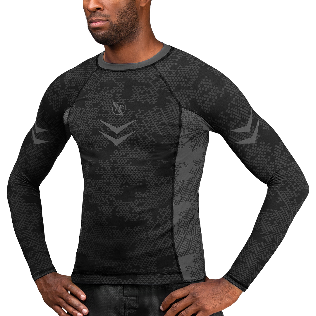 Vista frontale della rashguard nera Hayabusa Ranked, omologata per cinture nere