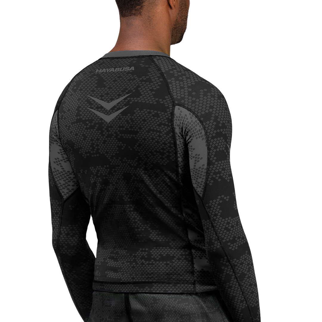 Vista posteriore della rashguard nera Hayabusa Ranked con grip in silicone