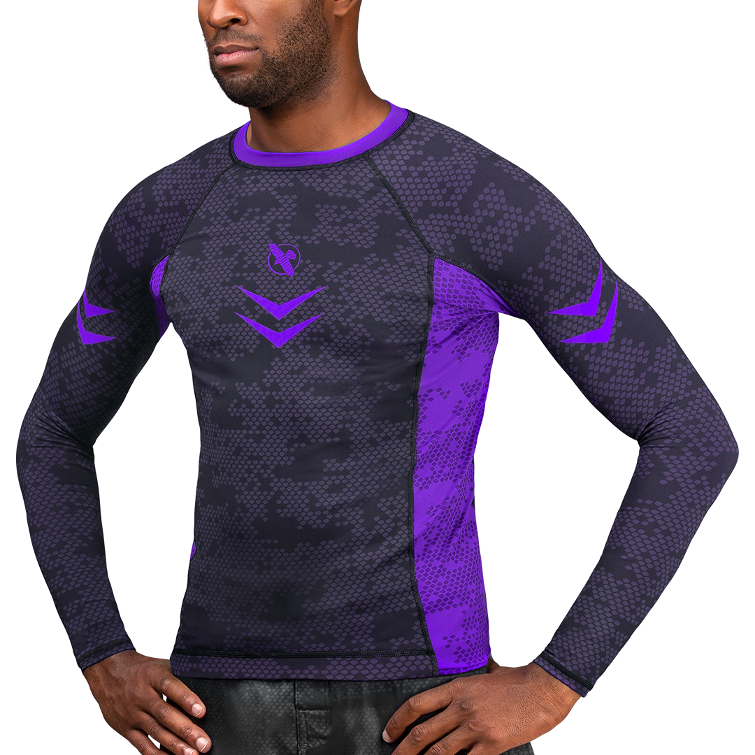 Vista frontale della rashguard viola Hayabusa Ranked, fit a compressione d'élite