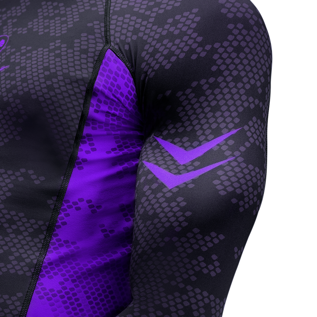 Dettaglio ravvicinato della struttura della spalla sulla rashguard viola Ranked