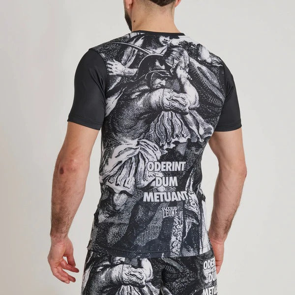Vista posteriore della rashguard LEONE x IUTER con la scritta latina Oderint Dum Metuant
