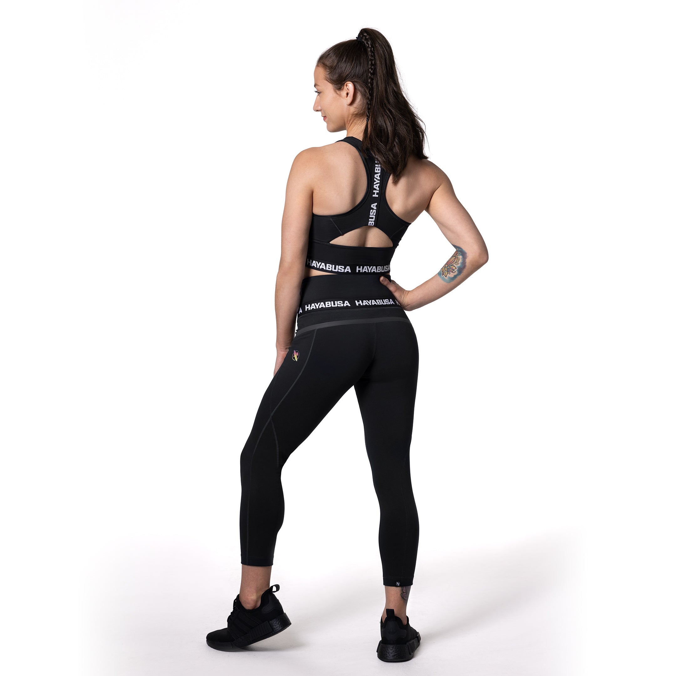 Vista posteriore del reggiseno Hayabusa nero che mostra il design delle spalline a incrocio