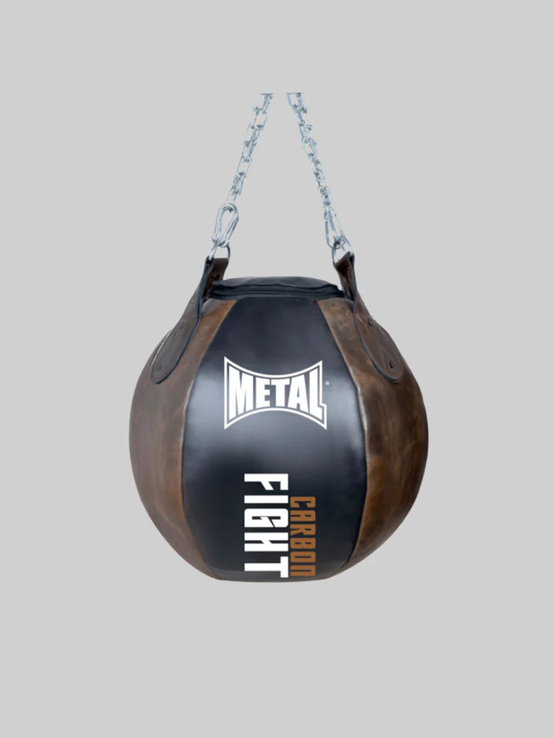 Vista frontale del sacco da boxe a palla Metal Boxe Monster Ball Carbon 12, design vintage nero e marrone in pelle di bufalo