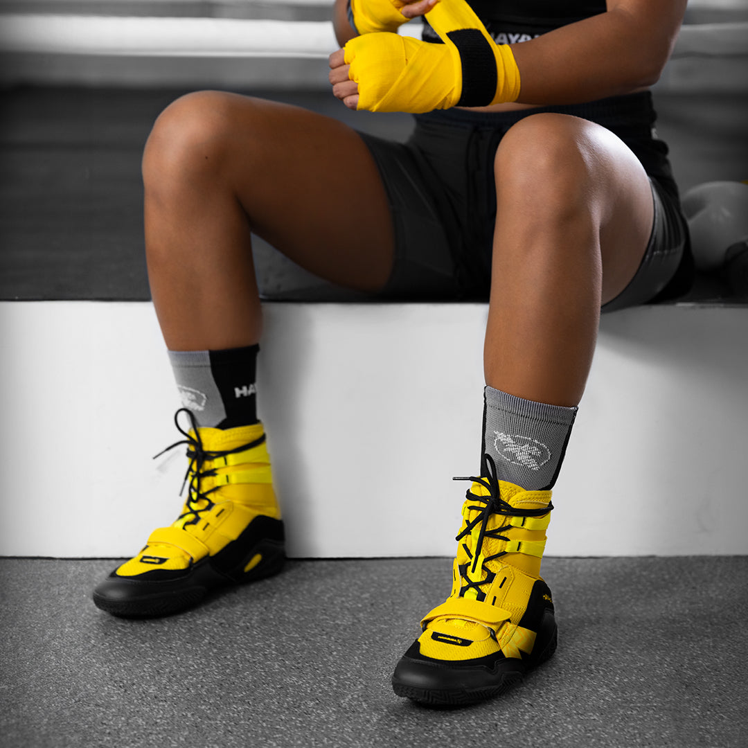 Pugile in azione con le scarpe da boxe gialle Hayabusa Strike