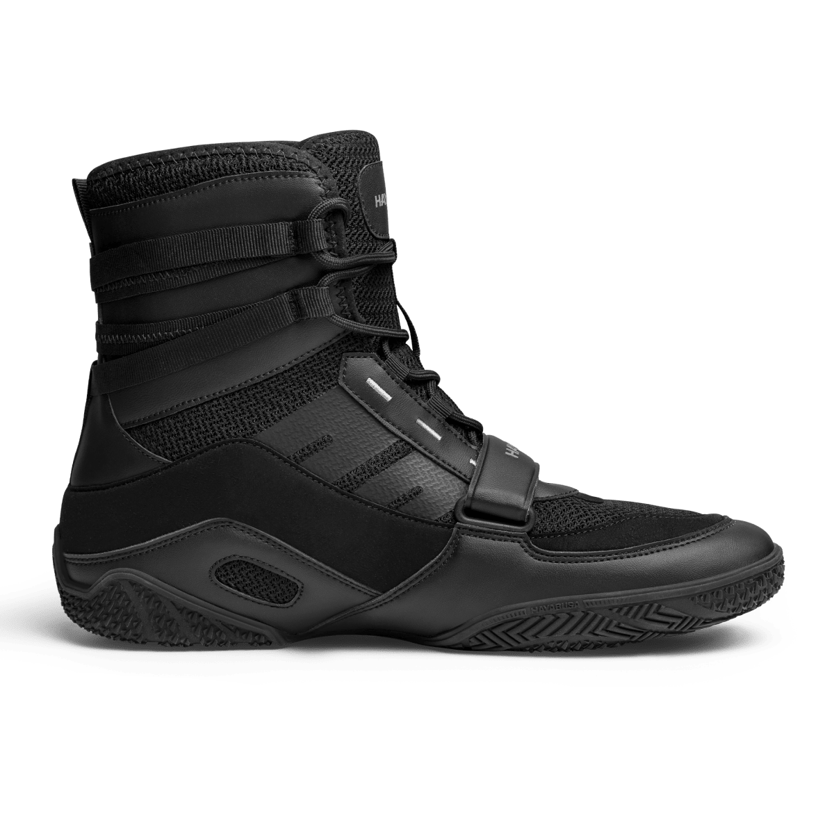 Vista lateral del zapato de boxeo Hayabusa Strike negro, detalle de la suela y materiales