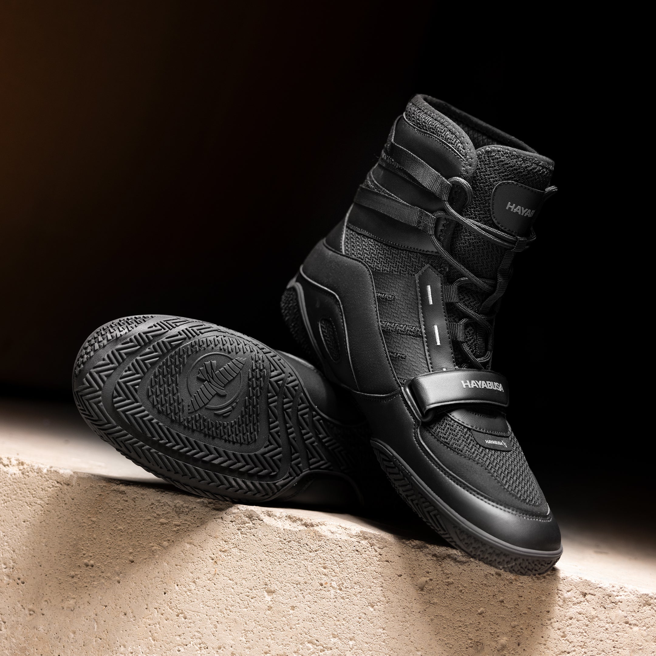 Dettaglio delle scarpe da boxe nere Hayabusa Strike appoggiate